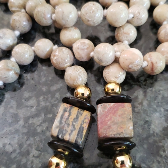 Vintage Jewelry - VTG beige Jasper, Onyx necklace
